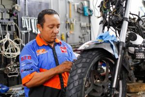 Con Inficréditos de Alcaldía de Ibagué, Óscar encendió los motores de su taller de motos