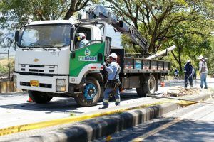 Alcaldía de Ibagué adelanta levantamiento de dos postes afectados en accidente de La Cartagena