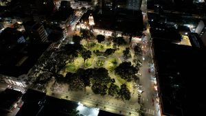 No más oscuridad en Plaza de Bolívar: Alcaldía de Ibagué modernizó todo su alumbrado público