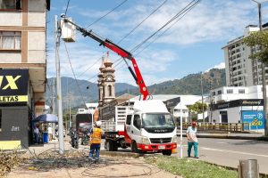 Alcaldía de Ibagué recuperó circuito de alumbrado público afectado por caída de árbol en la calle 19