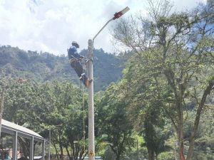 Alcaldía de Ibagué adelanta instalación de nuevos postes y luminarias en parque principal de Villa Restrepo