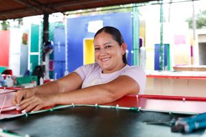 Angeline Molina construye con amor de madre el alumbrado navideño de los ibaguereños