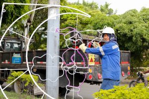 Alcaldía continúa instalando alumbrado navideño en puntos tradicionales de Ibagué